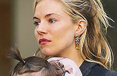 Sienna Miller y su bebita Marlowe Awww… SUPER CUTE!!!