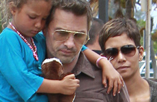 Guess What? Olivier Martinez golpea a un pap en el aeropuerto