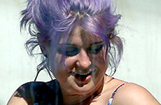 Kelly Osbourne en bikini en Australia – WTF?