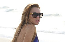 Lindsay Lohan en bikini en Brasil — My eyes! My eyes!!