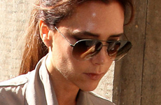 Victoria Beckham trabaja desnuda … wait! What?