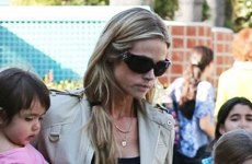 Denise Richards cuidará a los gemelos de Charlie Sheen y Brooke Mueller