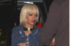 OMG!! Menos mal es peluca!!! Rihanna rubia platinada