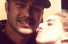 Lady Gaga le regala un bolso a su novio Taylor