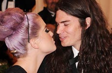 Kelly Osbourne comprometida con Matthew Mosshart