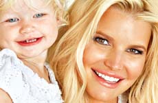 Jessica Simpson presenta a su hijo Ace Knute!