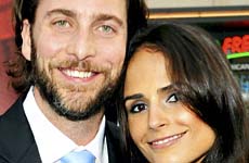 Jordana Brewster y su esposo Andrew Form son padres de un baby boy!