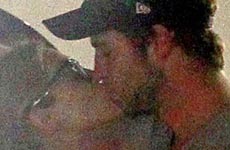Well, La prueba! Liam Hemsworth y Eiza Gonzalez besándose!