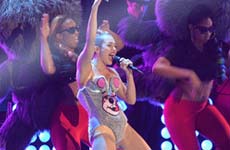 Miley Cyrus dice que hizo Historia con Robin en los VMAs