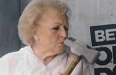 Betty White hace parodia del video Wrecking Ball