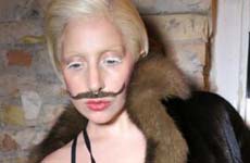 Lady Gaga con mustache en Berlin