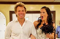 Jon Bon Jovi lleva a una super fan al altar!