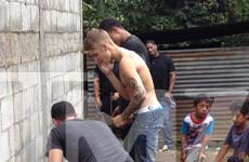Justin Bieber construye escuelas en Guatemala… sin camisa