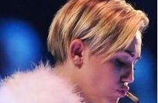 Miley Cyrus fuma marihuana en los MTV EMAs