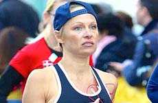 Pamela Anderson adolorida luego del Maratón de New York