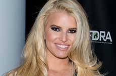 Jessica Simpson con un vestido ajustado (literalmente)