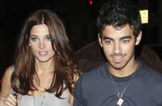 Joe Jonas habla de las drogas (Miley y Demi) y la virginidad