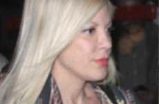 Tori Spelling sin anillo de matrimonio!