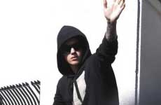 Justin Bieber sale de la cárcel y saluda a sus fans
