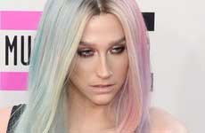 Kesha a Rehab, culpa al jefe de su disquera