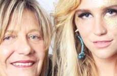 La madre de Ke$ha se une a su hija en Rehab