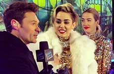 Miley Cyrus usa un abrigo de piel en Time Square