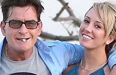 Charlie Sheen comprometido con Brett Rossi