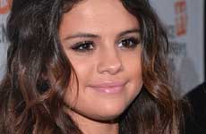 Selena Gomez despide a sus padres como managers
