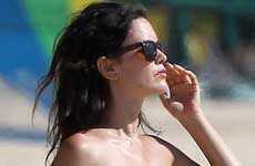 Rachel Bilson en bikini muestra su baby bump