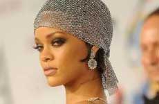 Rihanna recibe el Fashion Icon Award casi desnuda