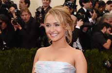 Hayden Panettiere muestra su baby bump en la playa