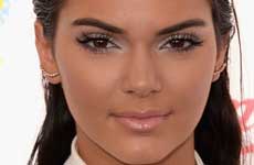 Kendall Jenner grosera! Le arroja dinero a la cara a una mesera