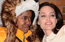 Angelina Jolie conforta a una fan saliendo de ‘Daily Show’