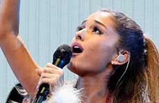 Ariana Grande pide que la carguen como baby!