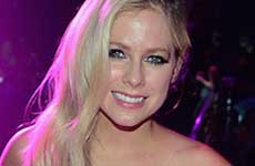 Avril Lavigne enferma – No embarazada