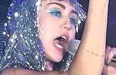 Miley Cyrus se droga en el escenario en Basel – Sale Topless