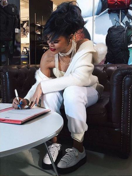 rihanna firmando para Puma