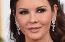 Catherine Zeta Jones parecía emoji en los Golden Globes