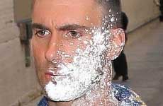 A Adam Levine le lanzan azúcar – SUGAR BOMBED!!
