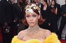 Rihanna y su horrible capa en el MET Gala 2015