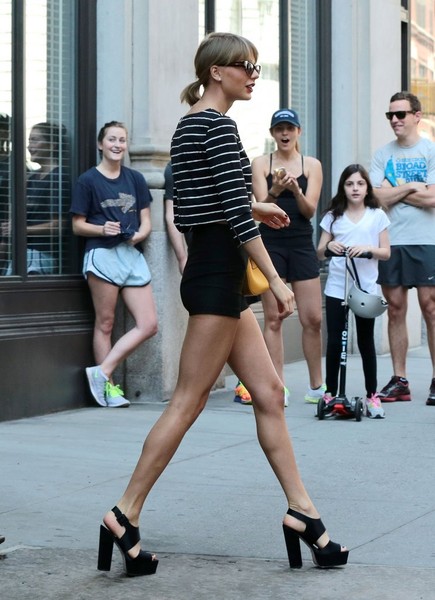 Taylor Swift leaving her apartment NY