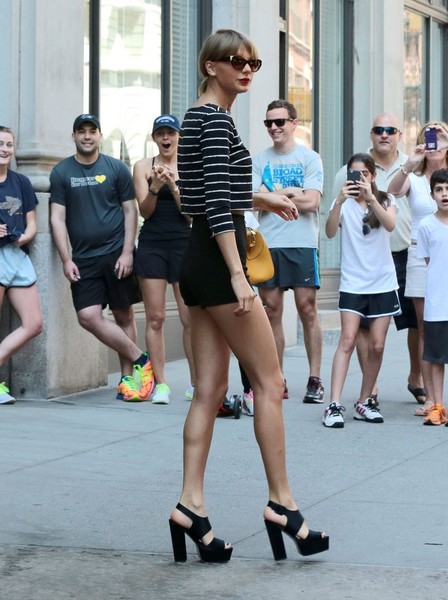 Taylor Swift leaving her apartment NYC