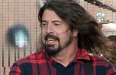 Foo Fighters, Dave Grohl se parte la pierna en concierto y lo termina