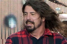 Foo Fighters, Dave Grohl se parte la pierna en concierto y lo termina