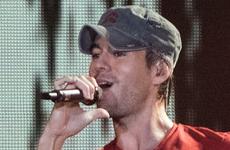 Enrique Iglesias se cortó los dedos con un drone