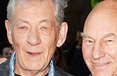 Patrick Stewart e Ian McKellen se besan en la red carpet!