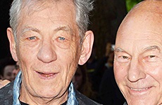 Patrick Stewart e Ian McKellen se besan en la red carpet!