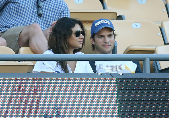 Ashton Kutcher Mila Kunis St Louis Cardinals