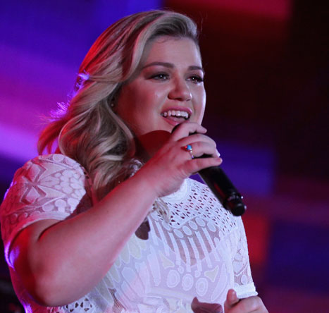 kelly clarkson pregnant