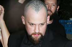 Benji Madden se tatuó el cráneo